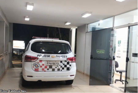 IndivÃ­duo Ã© preso em Bastos acusado de desferir vÃ¡rias facadas na vizinha