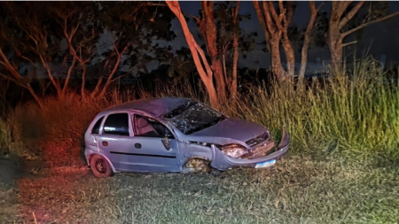 Motorista abandona carro apÃ³s capotamento na SP-294