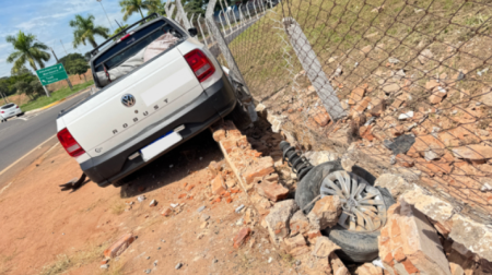 Carro atinge alambrado de empresa em alÃ§a de acesso no trevo de Adamantina