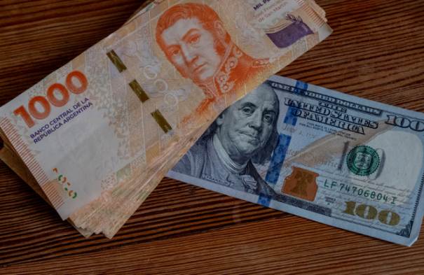 Argentina reduz controle de câmbio, e peso despenca; bolsa sobe quase 5%