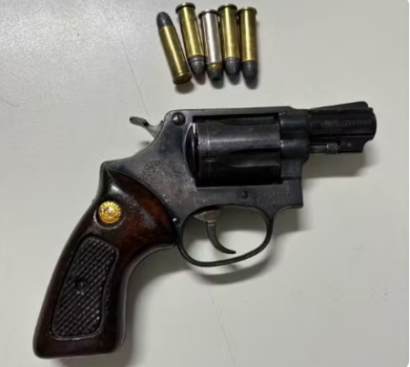 Homem Ã© preso por porte ilegal de arma de fogo apÃ³s discutir com mulher em via pÃºblica e ser abordado em Presidente Prudente