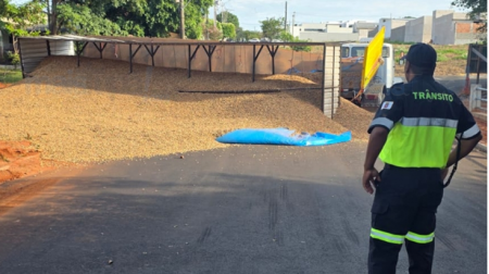 CaminhÃ£o carregado com amendoim tomba na Rua TimborÃ©s em TupÃ£
