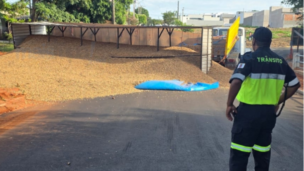 Caminhão carregado com amendoim tomba na Rua Timborés em Tupã