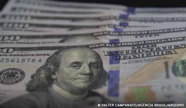 Dólar chega perto dos R$ 5,90 com tensões comerciais