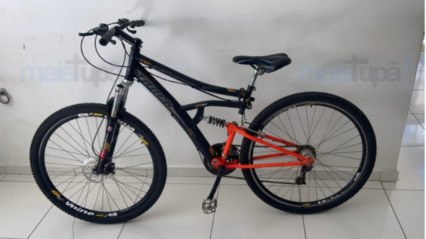 Adolescentes são flagrados escondendo bicicletas furtadas em terreno baldio na Vila Romana