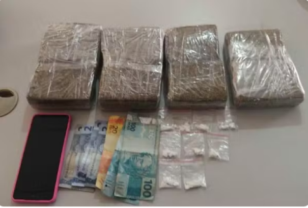 Mulher é presa após ser abordada com tabletes de maconha e porções de cocaína em carro, em Santo Anastácio