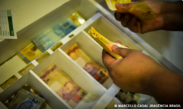 Aposentados e pensionistas começam a receber antecipação do 13º