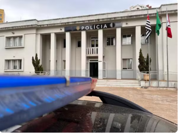 Homem denuncia a esposa por tentar agredi-lo com martelo e pintar o carro dele em Araçatuba