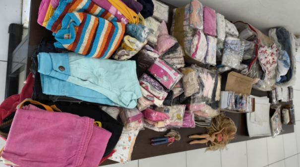 Objetos suspeitos ligados a crimes contra crianças são apreendidos em imóvel de acumulador