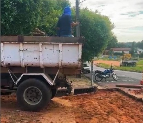 Prefeitura de OC inicia obra de sarjetão na Yutaka Abe esquina com a Dr. Taves