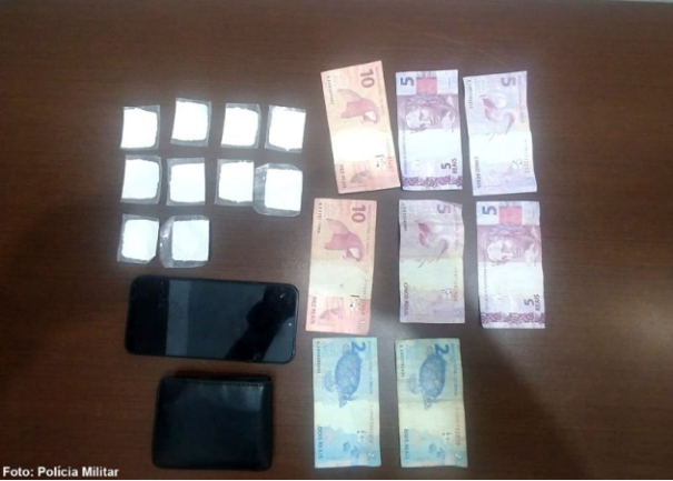 Indivíduo surpreendido em 'roda' de pessoas e pego com droga em Iacri