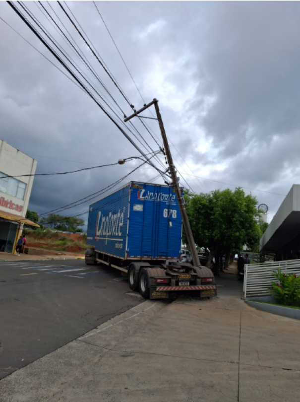 Equipes da Energisa trabalham na substituição de poste atingido por caminhão em Osvaldo Cruz