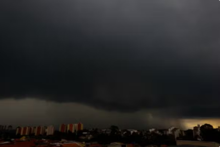 'Chuva extrema', ventania e ressaca: quais os impactos previstos da passagem da 1Âª frente fria do outono no Brasil