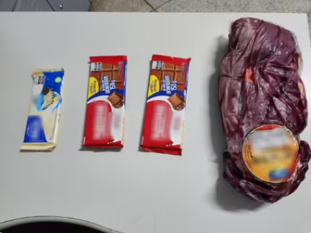 Ao dizer que estava com uma faca, homem Ã© preso por roubar uma peÃ§a de carne e barras de chocolate em hipermercado, em Presidente Prudente