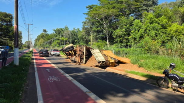 Caminhão carregado com amendoim tomba na vicinal que liga Tupã a Arco-Íris