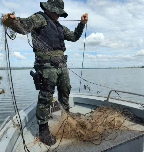 Rede de pesca armada de forma irregular é apreendida no Rio Paranapanema, em Euclides da Cunha Paulista