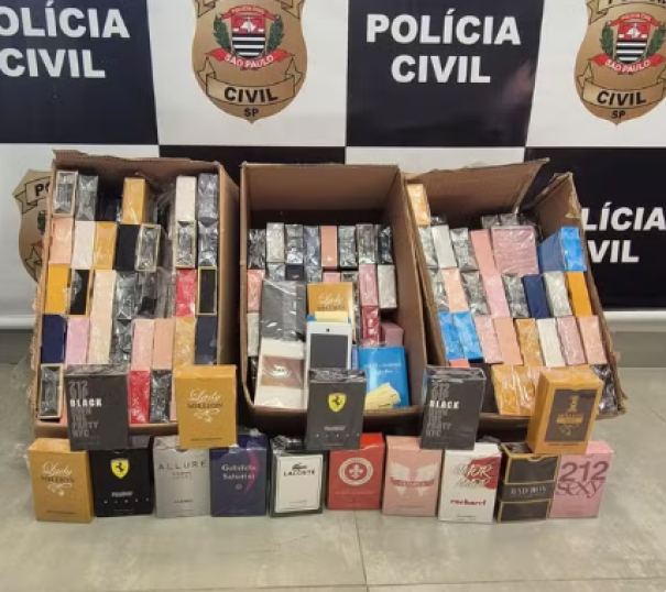 Perfumes suspeitos de serem falsificados são apreendidos pela Polícia Civil em Pirapozinho