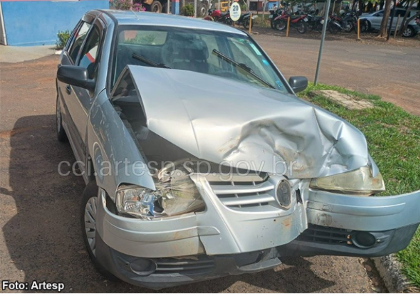 Motorista sofre ferimentos em colisão no trevo de acesso a Quatá (SP)