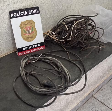 Homem Ã© identificado como suspeito de furtar fios de cobre em obras, em JunqueirÃ³polis