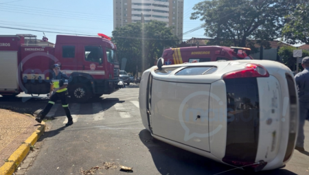 Carro tomba apÃ³s colisÃ£o no centro de TupÃ£. Por sorte ninguÃ©m ficou ferido