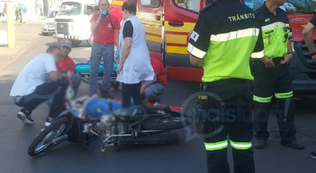 Motociclista fica ferida em colisÃ£o no centro de TupÃ£
