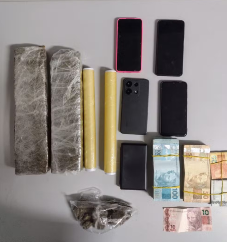 Com aproximaÃ§Ã£o policial, idosa corre para dentro de casa e acaba presa com filha e genro com 1,8kg de maconha, em Pres. Prudente