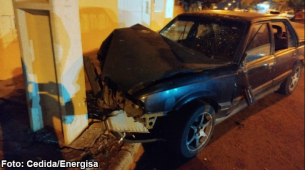 Veículo bate contra poste e impacta fornecimento de energia elétrica em Lucélia