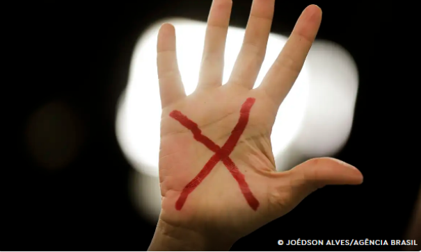 Violência digital contra mulheres atinge níveis alarmantes