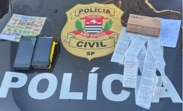 Uma ação da Polícia Civil apura uma contravenção penal relacionada ao jogo do bicho em um bar, em Pirapozinho (SP)