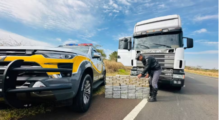 Com carga de quase 100kg de cocaÃ­na escondida em fundo falso de carreta, paraguaio Ã© preso por trÃ¡fico internacional de droga