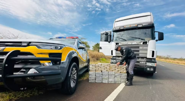 Com carga de quase 100kg de cocaína escondida em fundo falso de carreta, paraguaio é preso por tráfico internacional de droga