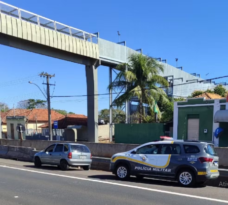 Ao ser rendido por suspeitos armados, trio Ã© vÃ­tima de roubo em caminhÃ£o na Rodovia Raposo Tavares, em Regente FeijÃ³