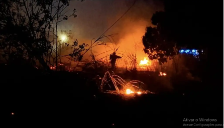 IncÃªndio atinge vegetaÃ§Ã£o em ParapuÃ£