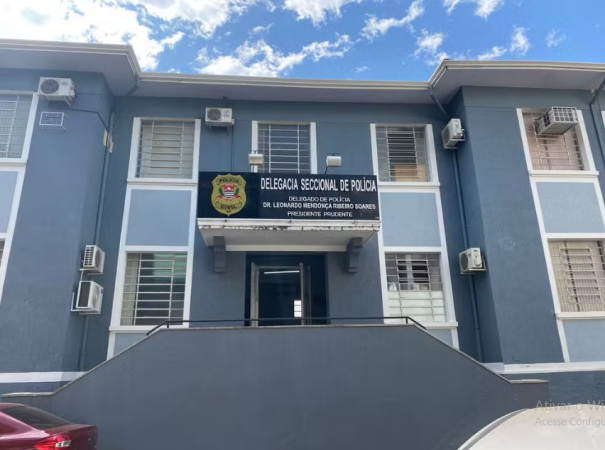 Ao acelerar contra portão e danificar caminhote, jovem é preso por furtar notebooks de loja de veículos em Presidente Prudente