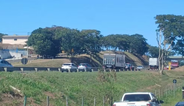 Engavetamento entre sete veículos deixa duas pessoas feridas na Rodovia Raposo Tavares, em Presidente Prudente