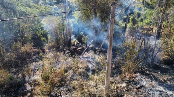 Corpo de Bombeiros e Defesa Civil atuam em quatro frentes para conter avanço de incêndios próximos da área urbana de Osvaldo Cruz
