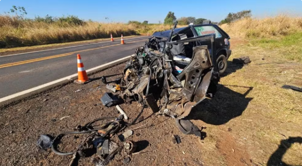 Colisão entre carro e carreta deixa motorista de automóvel gravemente ferido na Rodovia da Integração, em Dracena