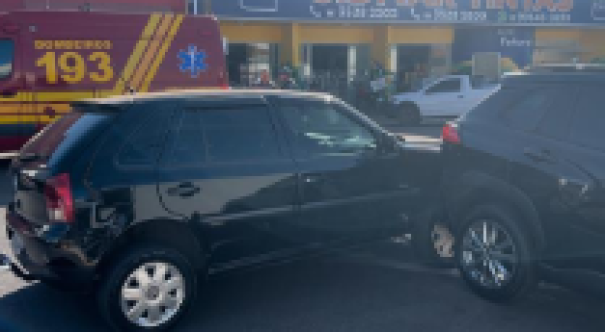 Acidente entre dois veículos de passeio deixa mulher ferida, em Osvaldo Cruz