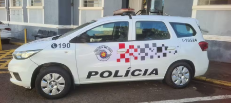 Sob efeito de droga, homem chuta viatura, xinga policiais e acaba preso em Presidente Prudente