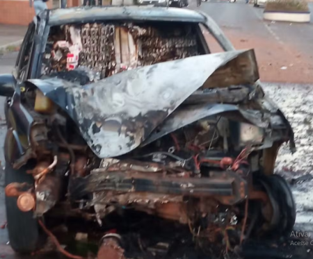 Carro lotado de cigarros colide contra poste e pega fogo na Avenida Adhemar de Barros, em Adamantina