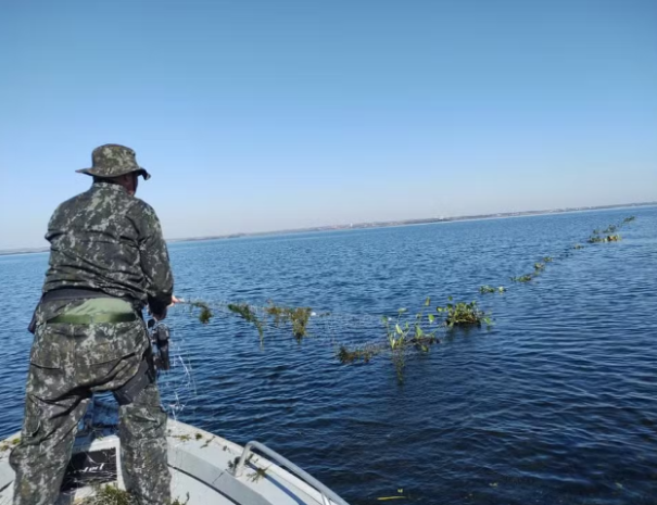Em policiamento náutico, redes de pesca armadas são apreendidas no Rio Paraná, em Presidente Epitácio