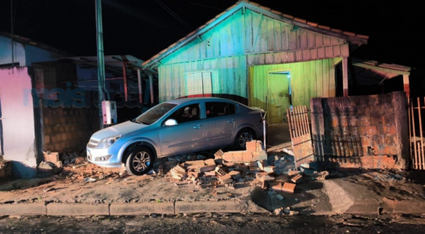 Motorista choca-se contra carro estacionado e ainda derruba muro de casa em Rinópolis