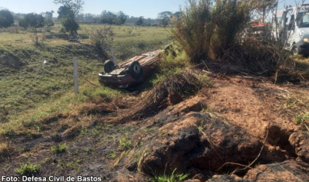 Motorista sofre ferimentos em capotamento na vicinal Bastos - Parapuã