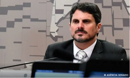 Senador Marcos do Val Ã© levado para colocar tornozeleira eletrÃ´nica