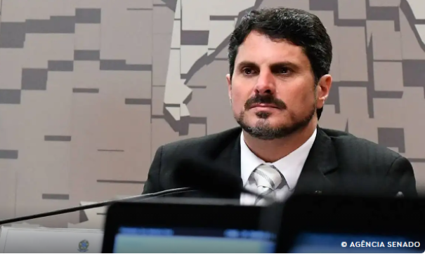 Senador Marcos do Val é levado para colocar tornozeleira eletrônica