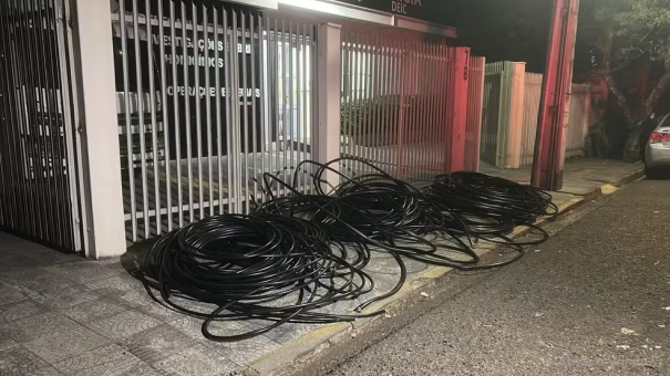 Quadrilha uniformizada finge integrar empresa de telefonia e furta 800kg de fios com cobre na Rodovia Raposo Tavares