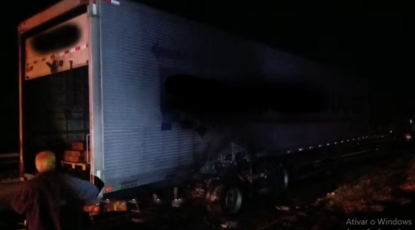 Carreta com 10 toneladas de peças agrícolas pega fogo na rodovia SP-333, em Marília