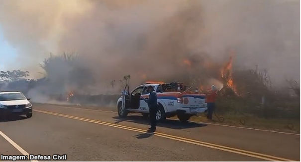 Incêndio destrói cerca de 8 alqueires de vegetação na vicinal Bastos - Parapuã