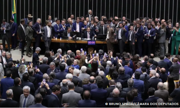 Após obstrução de Plenário, Hugo Motta abre sessão e pede respeito