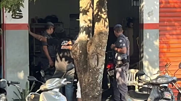 Jovem é morto a tiros dentro de oficina mecânica de motos